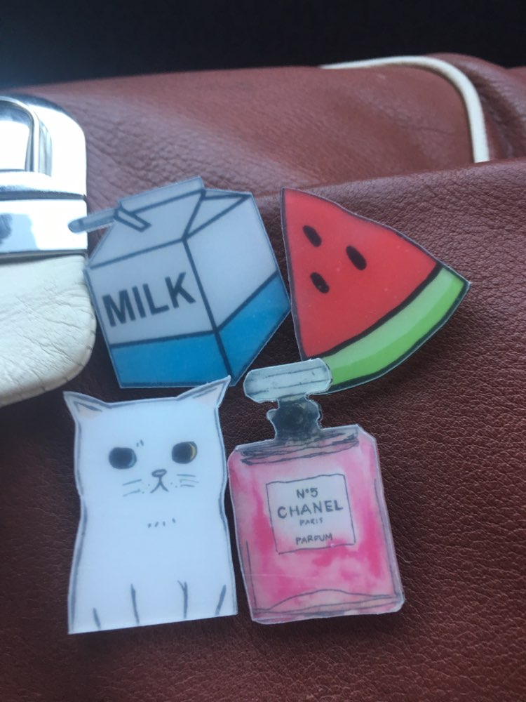 1 PCS Free Shipping Harajuku Lovely Badge Crown Brooch Milk Drink Acrylic Pin Badges
